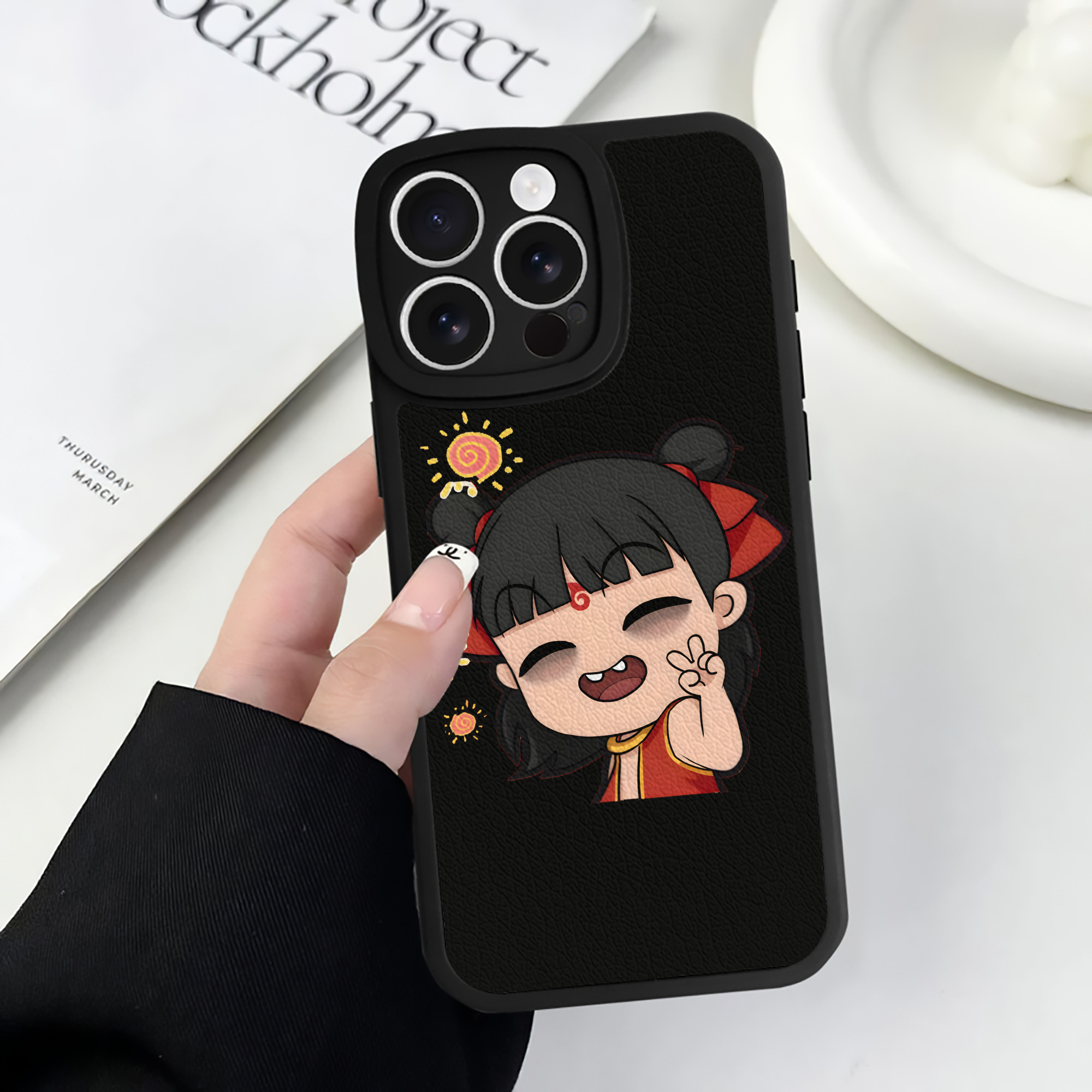 （画像用） Ne Zha 2 ナタ 魔童の大暴れ 【iPhone 16シリーズ対応】シリコンスマホケース（レザー調） 材質：シリコン